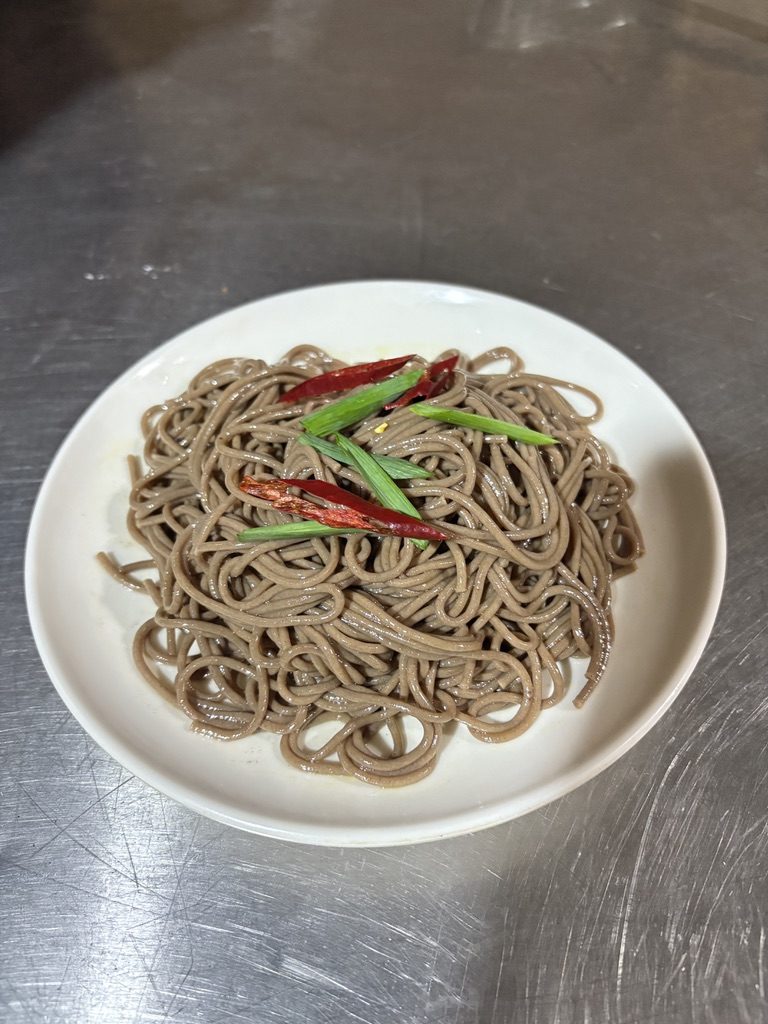开水泡发后的饸饹