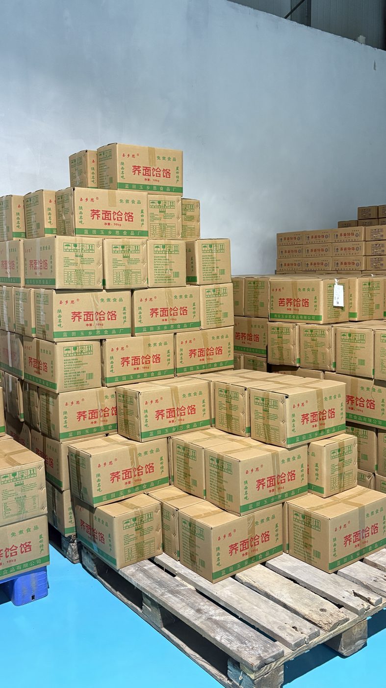 成品仓储区整装待发的饸饹纸箱