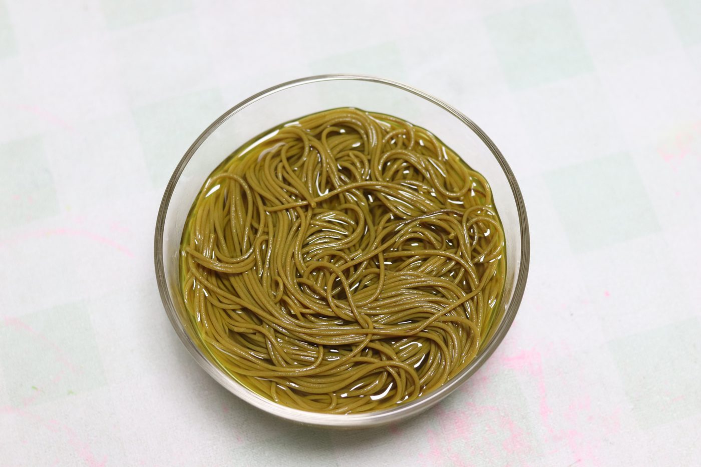开水泡发后的苦荞饸饹